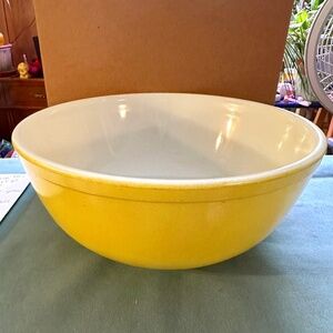 Vintage Pyrex 9"Yellow Mixing Bowl